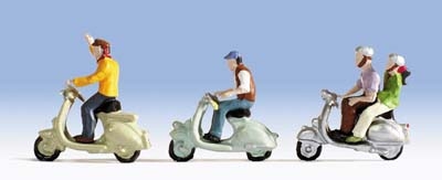 3 scooters avec conducteurs et un passager