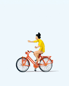 Cycliste femme roulant sans les mains