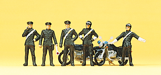 3 carabiniers et 2 motards carabiniers avec 2 motos