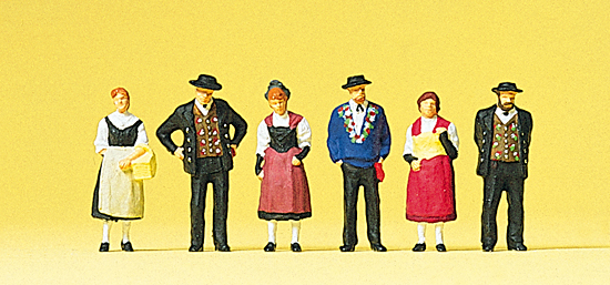 3 hommes et 3 femmes en costumes folkloriques