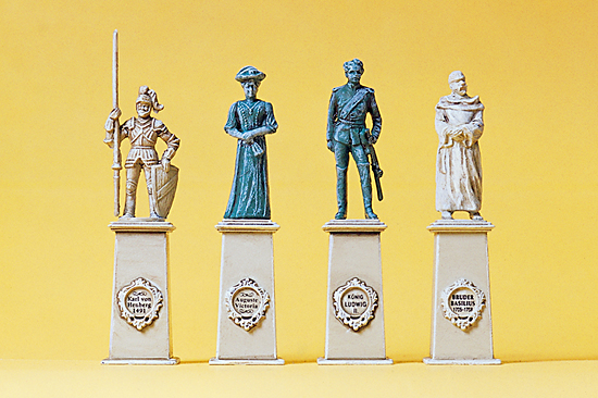 4 statues sur socles